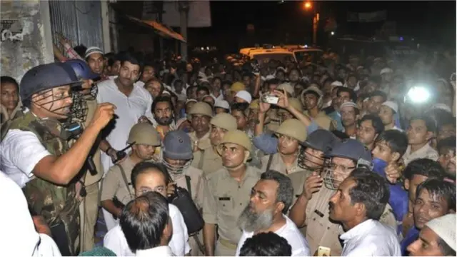 হোয়াটসঅ্যাপে গুজব ছড়িয়ে সাম্প্রদায়িক দাঙ্গাও লাগানোর ঘটনাও ভারতে ঘটেছে।