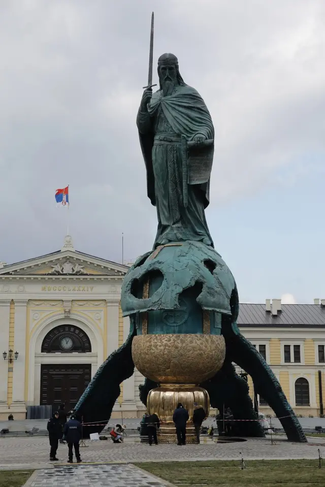Spomenik je visok 23 metra i težak 68 tona i prikazuje rodonačelnika srednjovekovne srpske dinastije Nemanjića s mačem u desnoj i Hilandarskom poveljom u levoj ruci.