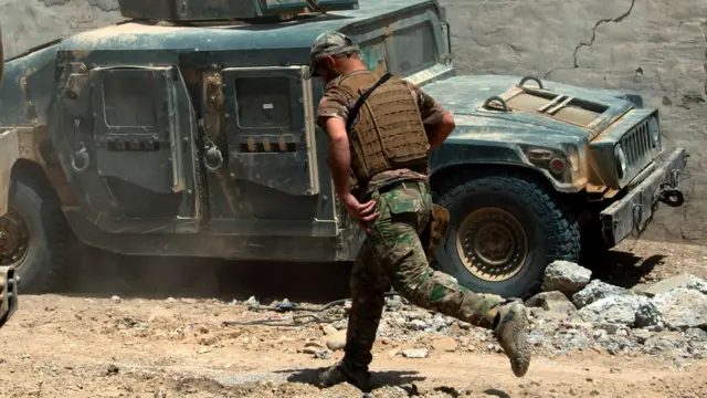 جندي عراقي يشارك في التقدم نحو غرب الموصل
