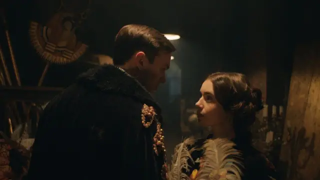 Не потрапивши на спектакль, закохані Джон Рональд і Едіт пробралися за лаштунки, де, одягшись у театральні костюми, слухають Вагнера