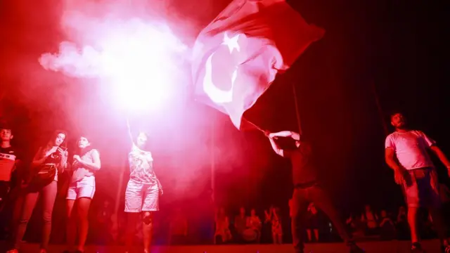 شادی مردم استانبول از پیروزی حزب مخالف دولت در انتخابات شهرداری