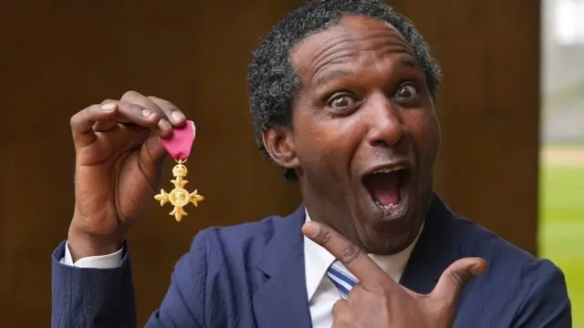 ለምን ሲሳይ የብሪታኒያ መንግሥት በሙያቸው ብዙ ላበረከቱ ሰዎች የሚሰጠውን ክብር ከልዑል ቻርልስ እጅ ተቀብሏል።