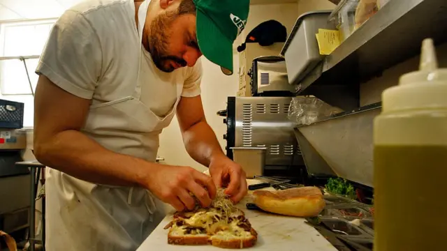 Чоловік готує