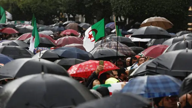 Magaalaa guddoo Aljeeriyaa, Aljersitti namoonni hedduun rooba keessa dibaabee qabatanii Jimaata Sadaasa 15 2019 hiriira mormii yeroo bahan kan fakkaatan.