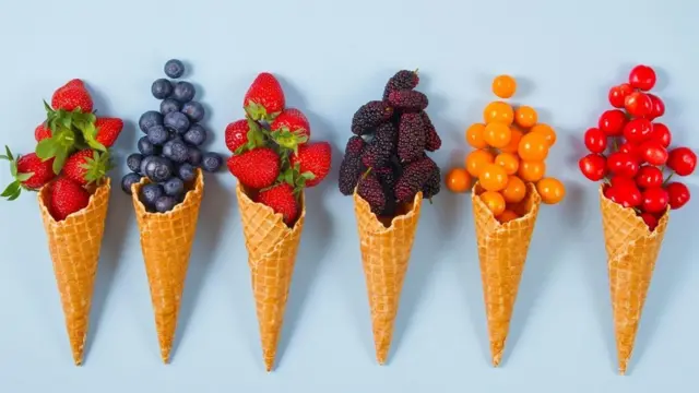 dondurma külahında meyveler