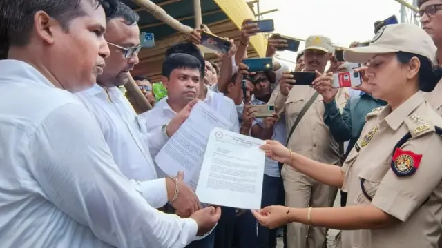 ज्ञापन सौंपते आमसू कार्यकर्ता