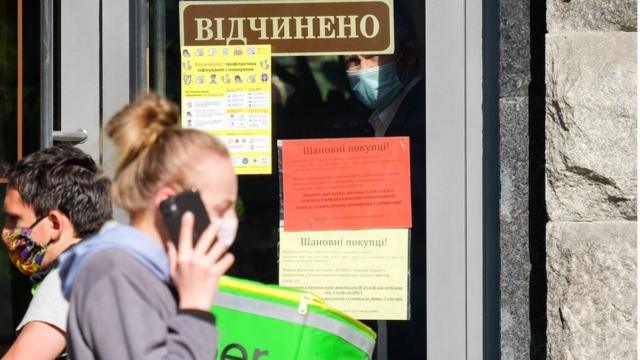 магазини відчинено