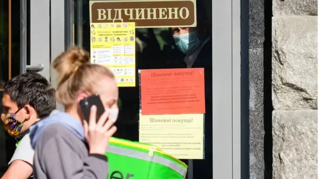 магазини відчинено