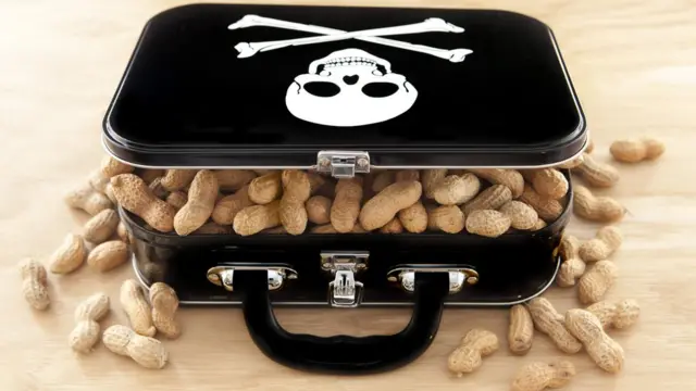 Коробка с черепом и костями, набитая арахисом