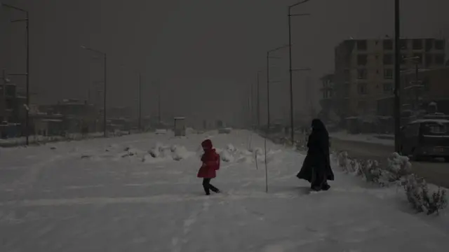 Afganistan'da hava kirliliğinin yoğun olduğu sokaklarda bir çocuk