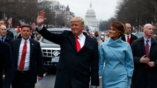 Donald Trump saluda a sus seguidores después de juramentar en el cargo de presidente, el 20 de enero, en Washington D.C.