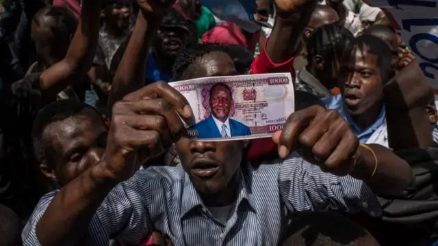 Opposition supporters demonstrate with a fake money with the face of presidential candidate Raila Odinga prior to his mock 'swearing-in' on January 30, 2018 at Uhuru Park in Nairobi, Kenya
