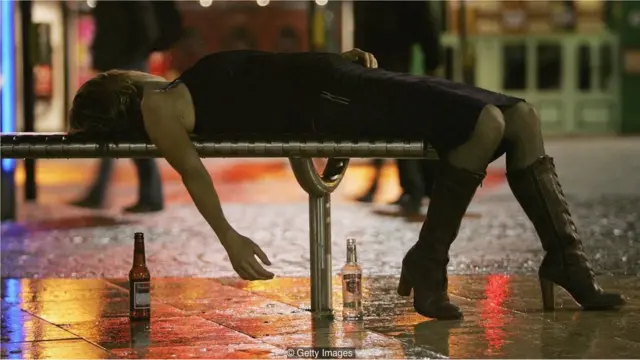દારૂ પીને પડેલી મહિલા