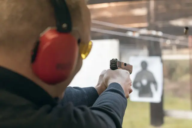 Oficial practica tiro.