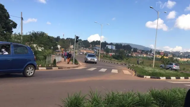 Mu mihanda haraboneka abantu abantu benshi nyuma y'iminsi 45 bategetswe kuguma mu ngo zabo