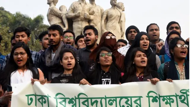 ধর্ষণের প্রতিবাদে রাজু ভাস্কর্যের সামনে মানব বন্ধন করে বিশ্ববিদ্যালয়ের শিক্ষার্থীরা