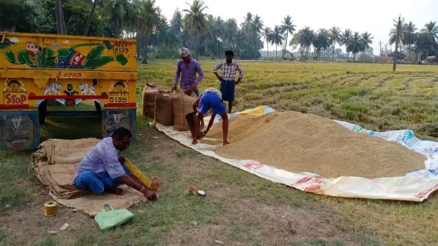 ఖరీఫ్లో అమ్మిన ధాన్యం తాలూకు డబ్బులు కూడా ఇంకా కొందరు రైతులకు అందలేదు