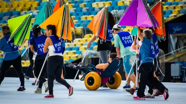 Pessoas ensaiam para abertura no Rio