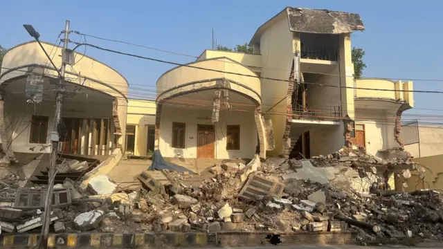 इलाहाबाद के चकिया स्थित अतीक़ अहमद का टूटा दफ़्तर