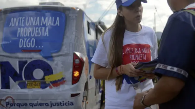 Sürece karşı çıkan gruplar referandumda halkı 'hayır' oyu vermeye çağırıyor.