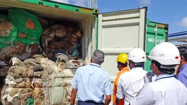 අපද්‍රව්‍ය බහාලුම් පරීක්ෂා කිරීම