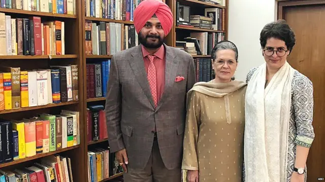 सोनिया गांधी और प्रियंका गांधी के साथ नवजोत सिंह सिद्धू