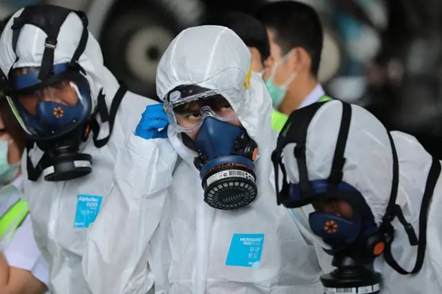 เจ้าหน้าที่สวมชุดป้องกัน