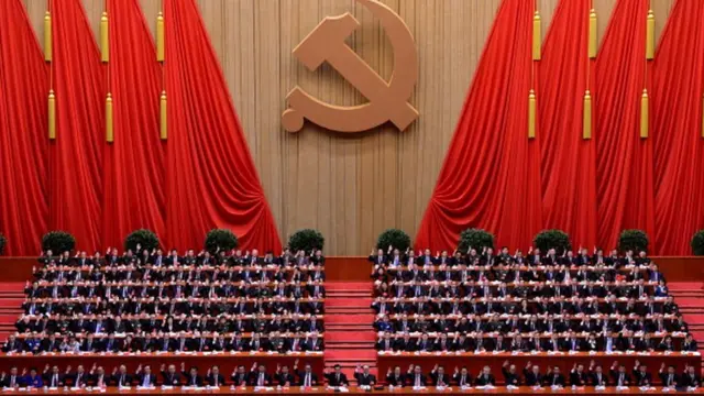 พิธีปิดการประชุมใหญ่พรรคคอมมิวนิสต์จีนวันที่ 14 พฤศจิกายน 2012 ซึ่งในวันต่อมามีการเปิดเผยกลุ่มผู้นำระดับสูงที่จะขึ้นมาบริหารประเทศในอีก 10 ปีข้างหน้า