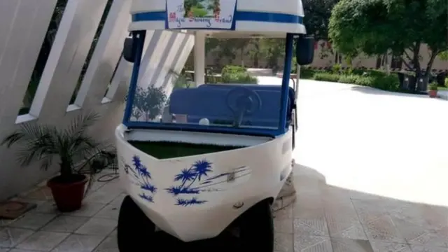 आज डेरे के अंदर अत्याधुनिक नावनुमा इलेक्ट्रिक कारें मौजूद हैं