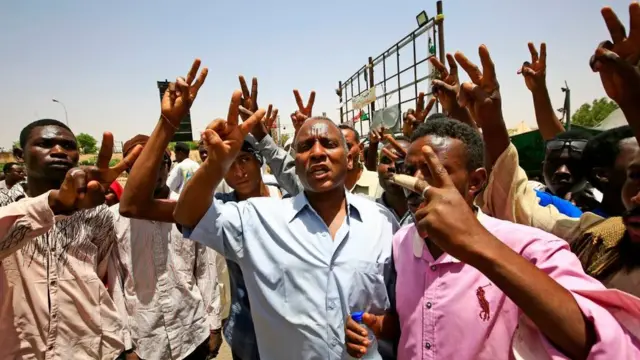 Les manifestants continuent d'assiéger le quartier général de l'armée à Khartoum, réclamant que le pouvoir soit remis aux civils.