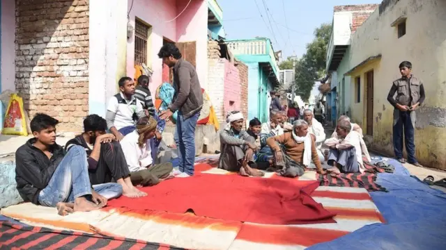 સંજલિના ઘરની બહાર બેઠેલા લોકો