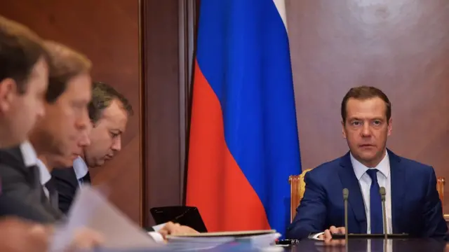 Rusya Başbakanı Dimitry Medvedev ise Facebook'a yazdığı notunda Karlov'u öldürenlerin cezasız kalmayacağını söyleyerek, "Bu suçtan ötürü kim sorumluysa herkes bunun hesabını verecek" dedi.