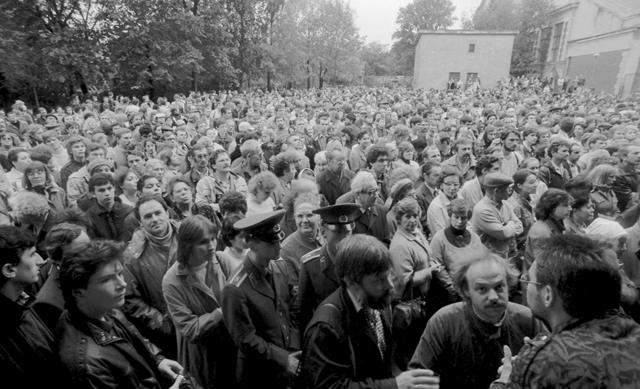 Митинг "Мемориала", посвященный памяти жертв политических репрессий, в Юсуповском саду в Ленинграде 14 июня 1988 года