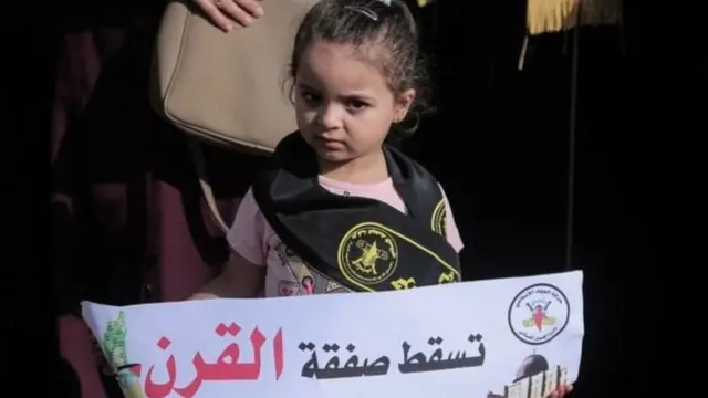 طفلة تحمل لافتة تندد بصفقة القرن