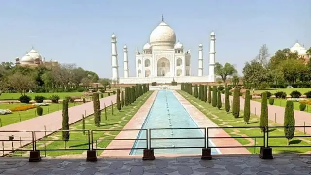 ओस पडलेला ताज महाल परिसर पर्यटनाची स्थिती सांगतो.