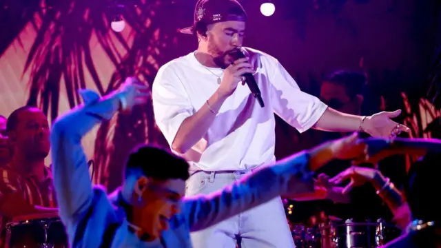 Bad Bunny sobre el escenario de los premios Grammy 2023.