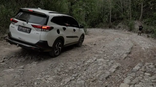 Jalan berbatu selama sekitar lima jam untuk menuju desa asal Meriance.