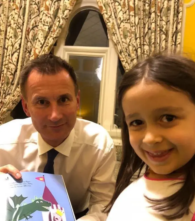 وزیر خارجه بریتانیا در تهران با دختر نازنین زاغری که مادرش در زندان اوین تهران است، دیدار کرد