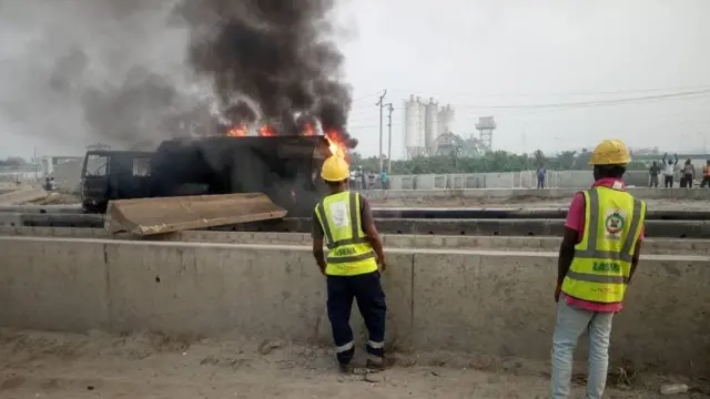 Awọn osisẹ ajọ Lasema n wo ọkọ epo to n jo