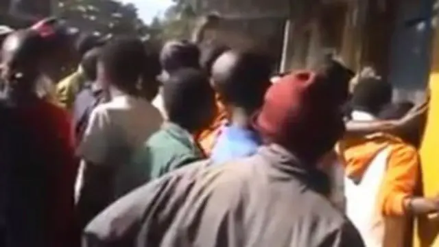 Nchini Kenya watu walikongamana katika eneo moja baada ya habari kwamba wapenzi walikuwa wamekwama wakati wa tendo la ndoa