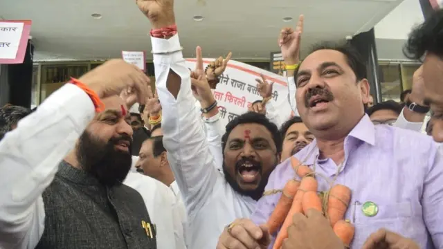 विधिमंडळात गोंधळ