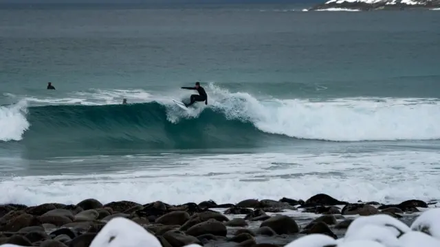 Сёрфер катается по волнам