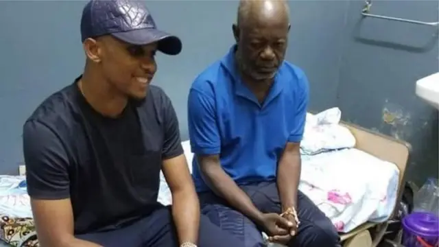 Aba bagabo bombi - Samuel Eto'o (ibubamfu) na Norbert Owona (iburyo) - bakiniye umugwi nserukiragihugu wa Cameroun, bahwaniye mu cumba c'ibitaro i Douala
