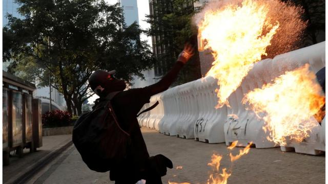 示威者向香港政府总部大楼扔汽油弹（香港9.15抗议）