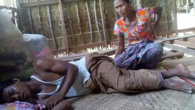 ကိုအေးမျိုးကို သူ့မိခင် နဲ့ အတူ တွေ့ရစဉ်