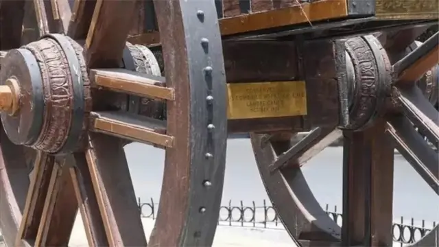 તોપ પર લગાડેલી એક તક્તી