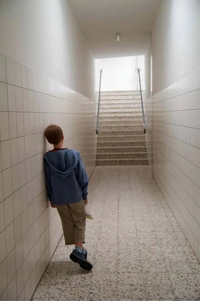 самотній хлопчик в коридорі