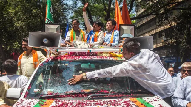 ईशान्य मुंबईमध्ये किरीट सोमय्यांचे तिकीट कापून मनोज कोटक यांना उमेदवारी देण्यात आली आहे.