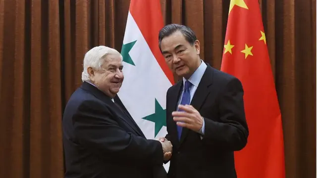 Çin Dışişleri Bakanı Wang Yi, Suriye Dışişleri Bakanı Velid Muallim ile Pekin'deki görüşmesi öncesi kameralara poz veriyor (24 Aralık 2015)