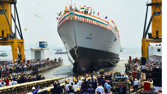 आयएनएस विशाखापट्टणमच्या जलावतरणाच्यावेळचे छायाचित्र